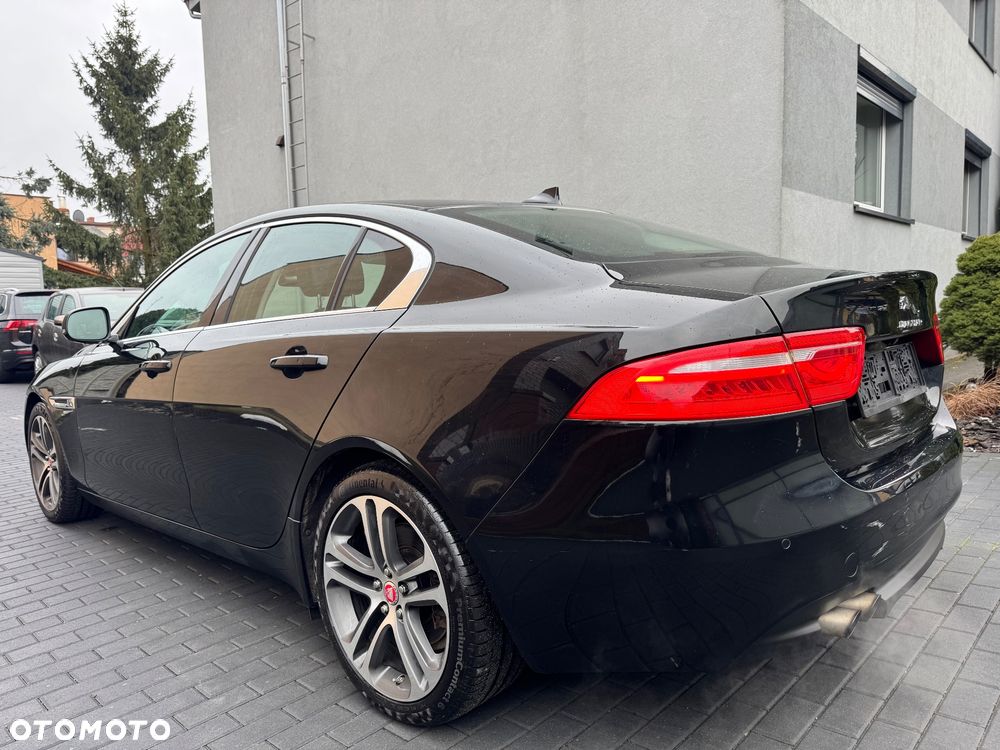 Jaguar XE 2.0 D Prestige - 3