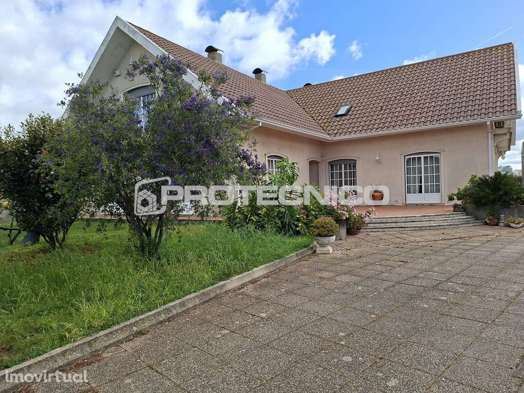 Moradia T6: Conforto e Versatilidade com Jardim e Garagem - Grande imagem: 2/45