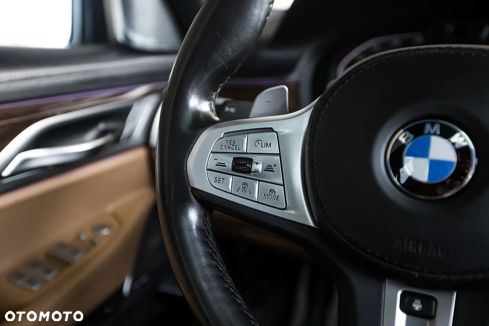 BMW Seria 7 745e sport - 28