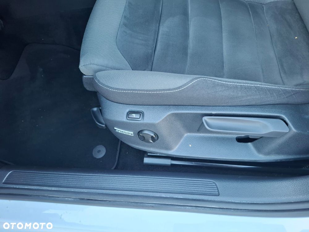 Volkswagen Golf 2.0 TDI SCR DSG R-Line - 21