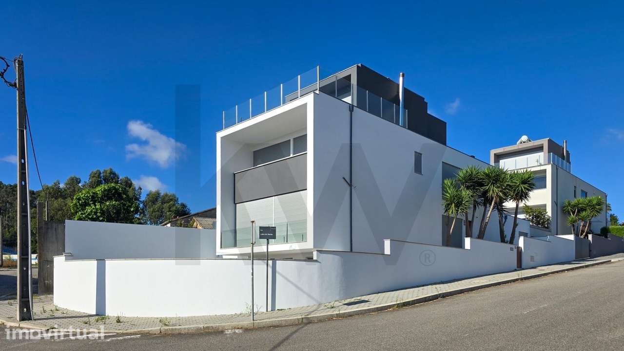 Moradia T3+2 com 3 suítes, vista mar, jardim, garagem e possibilidade