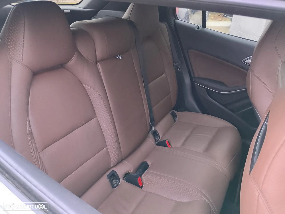 Mercedes-Benz GLA 180 d AMG Line - 11