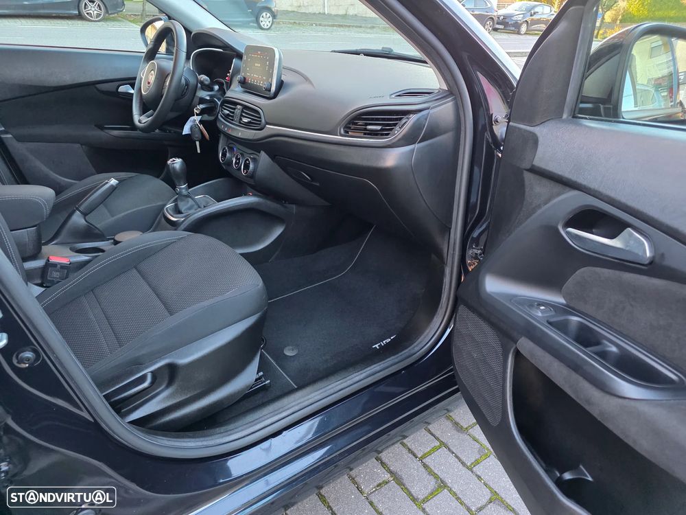 Fiat Tipo Station Wagon 1.3 M-Jet Lounge Tech - 19