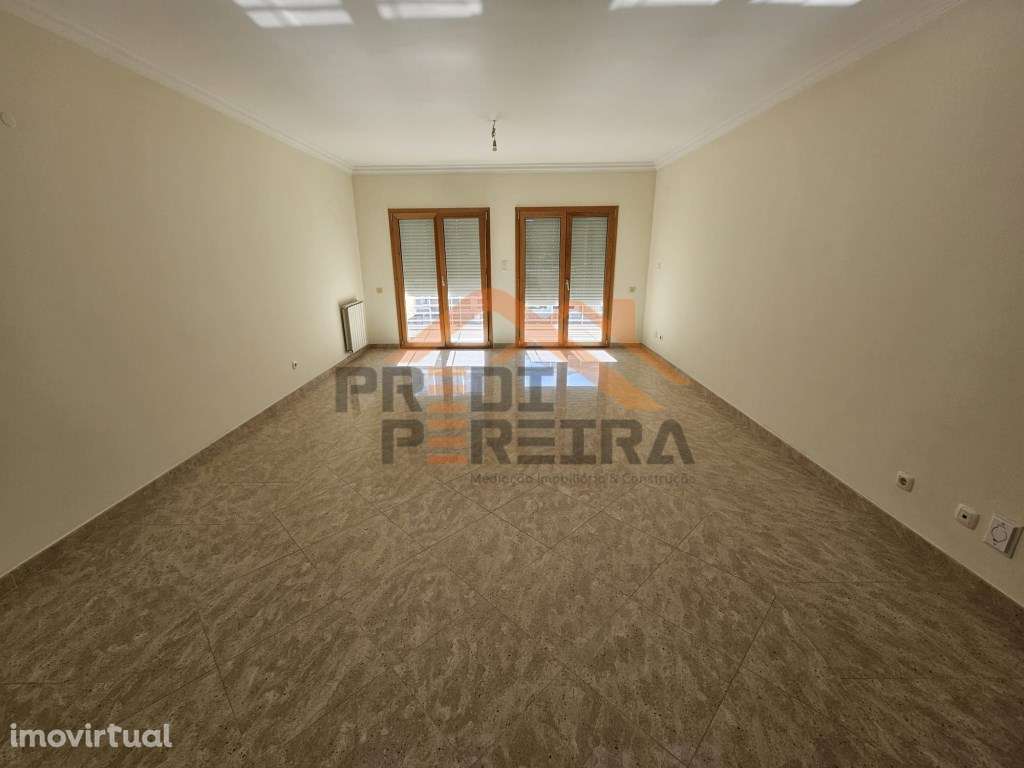 Situado na Urbanização Colinas do Cruzeiro, apartamento T3 com box ... - Grande imagem: 4/30