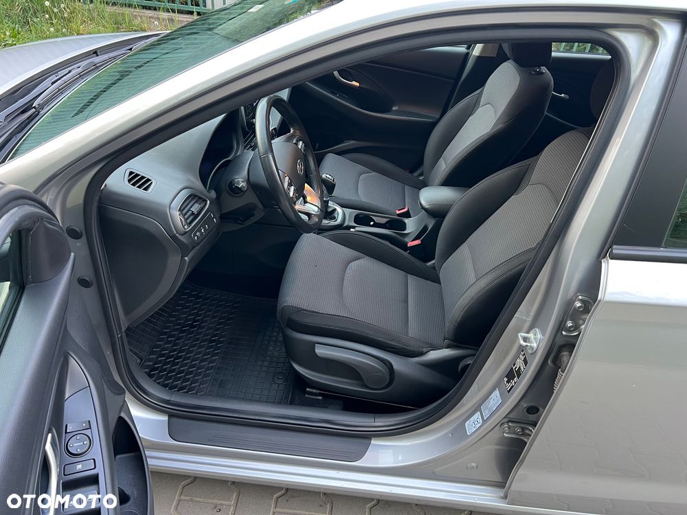 Hyundai i30 1.6 D Classic + - 12