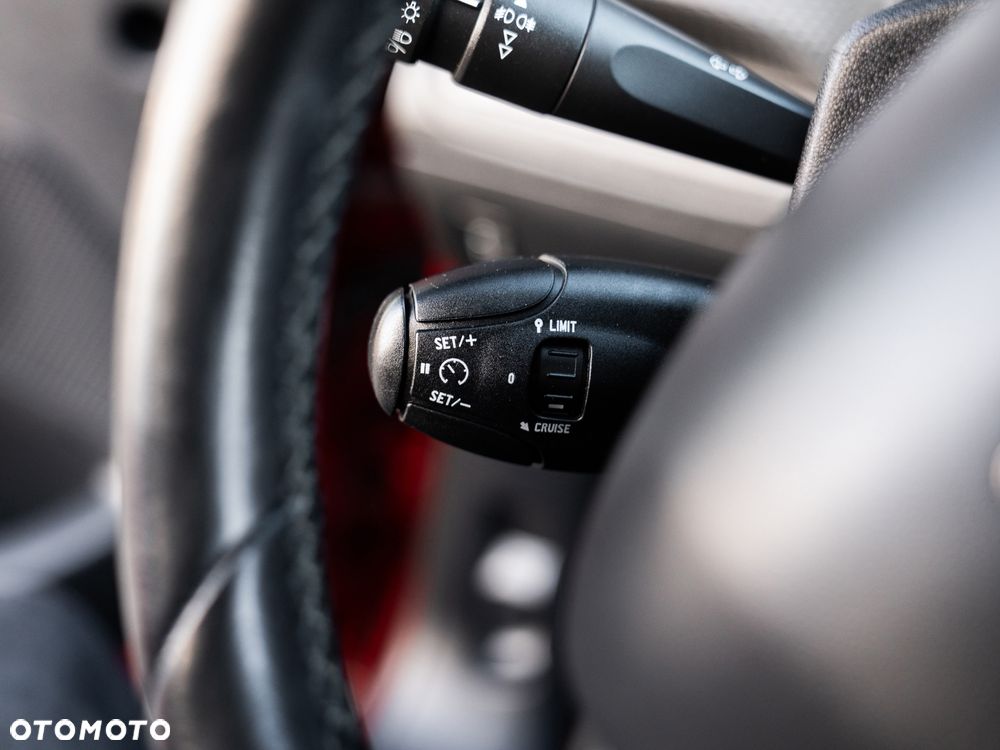 Peugeot 2008 1.6 BlueHDi Allure S&S - 33