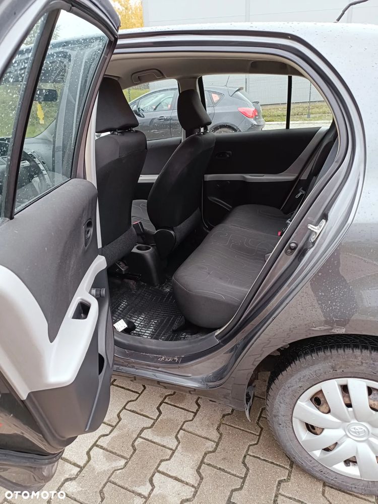 Toyota Yaris - 10