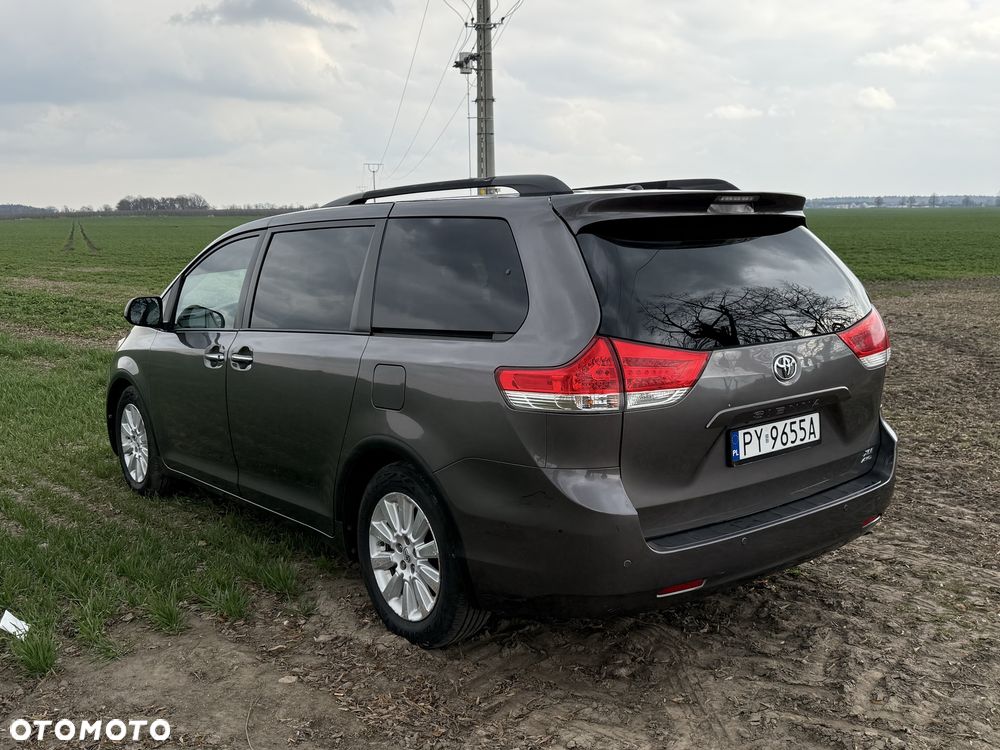 Toyota Sienna - 4