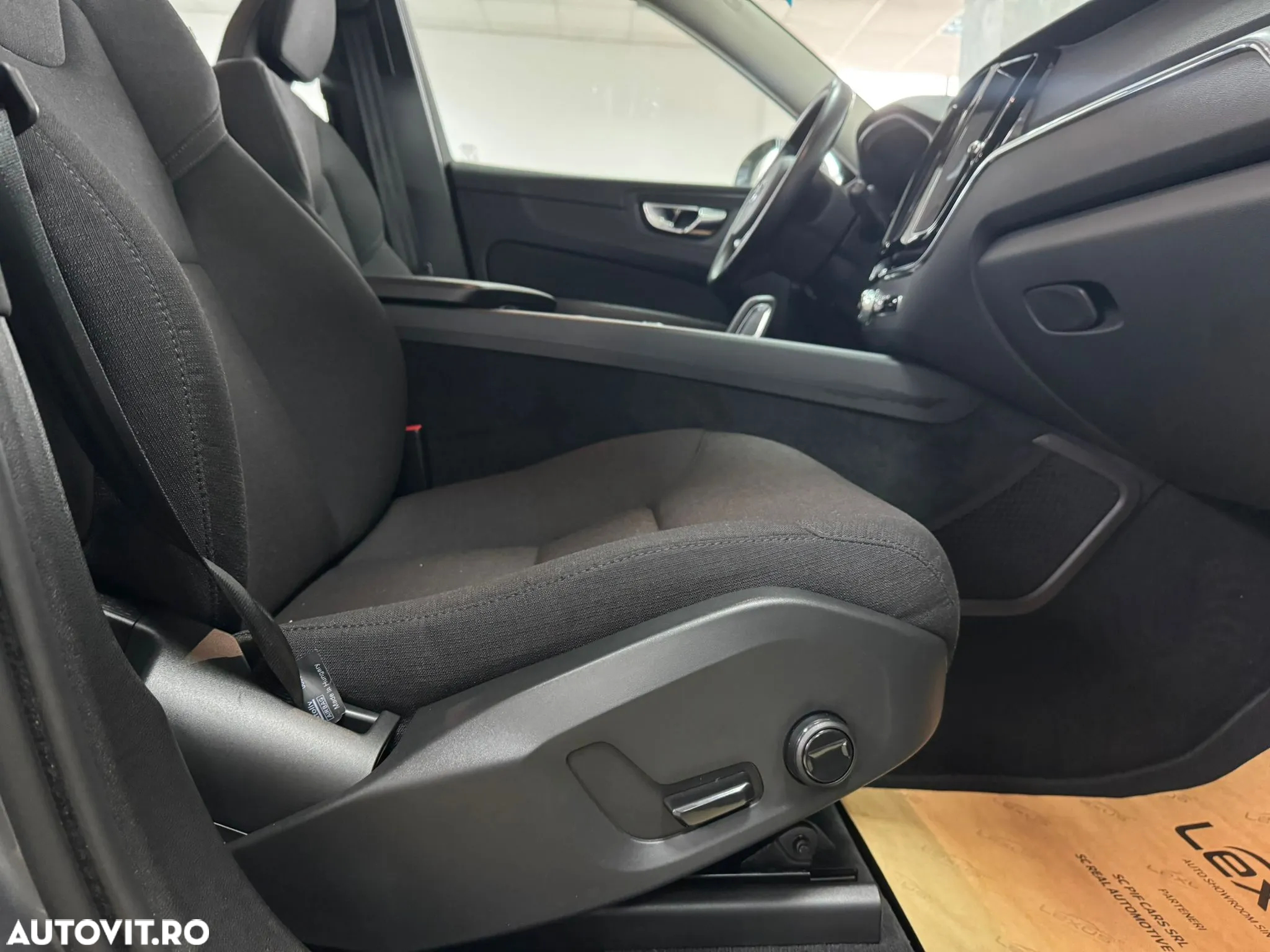 Volvo XC 60 B4 D AWD Geartronic Momentum Pro - 17
