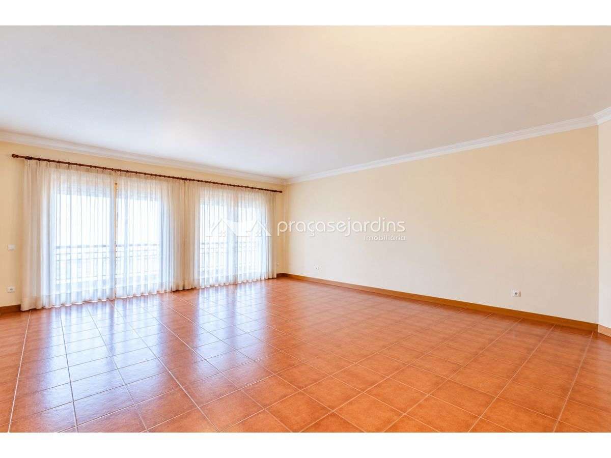 T3 Luminoso e Muito Bem Localizado, com Sala com Lareira e Varanda - Grande imagem: 3/21