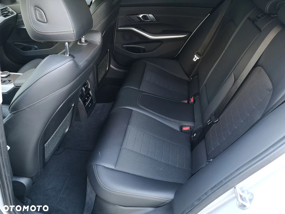BMW Seria 3 320d xDrive - 27