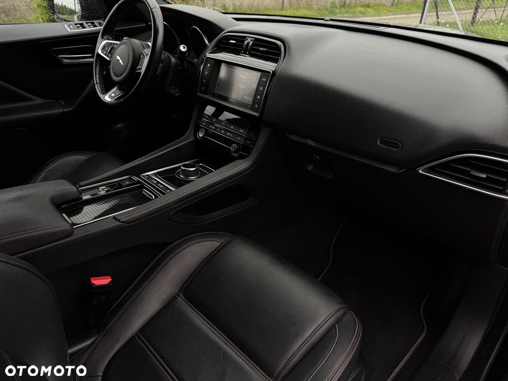 Jaguar F-Pace 20d AWD R-Sport - 18