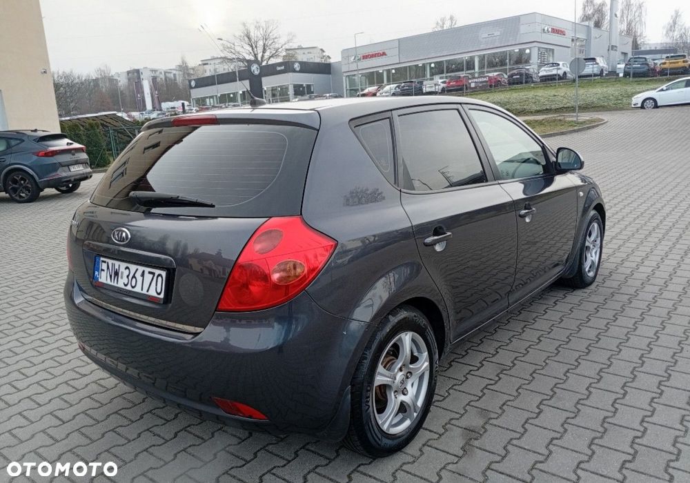 Kia Ceed - 8