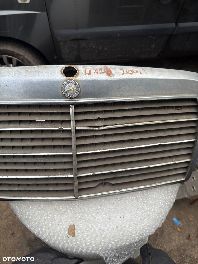 MERCEDES W123 GRIL ATRAPA - 2