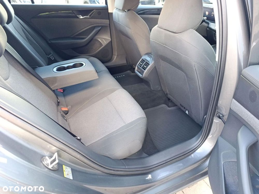 Volkswagen Passat - 13