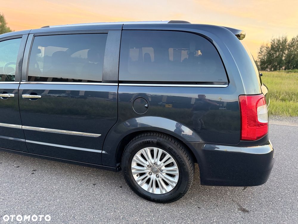 Chrysler Town & Country 3.6 Limited - 7