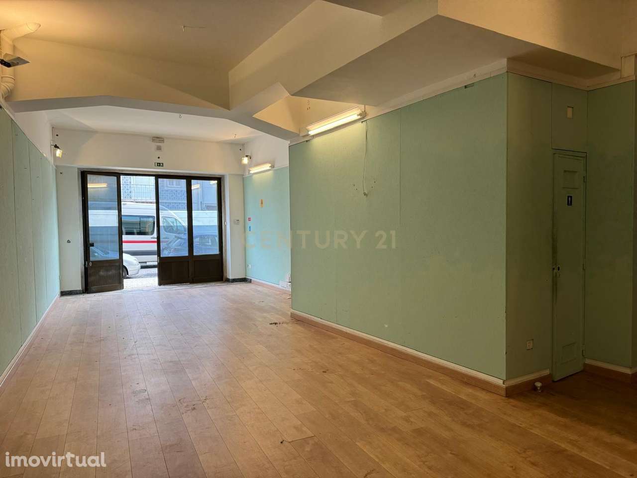 Arrenda-se Espaço Comercial de 370m² junto ao Campo Mártires da Pátria - Grande imagem: 4/16