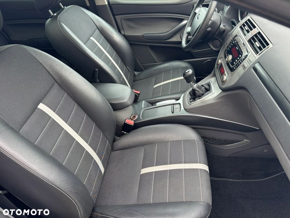 Ford Kuga 2.0 TDCi 2x4 Titanium - 12