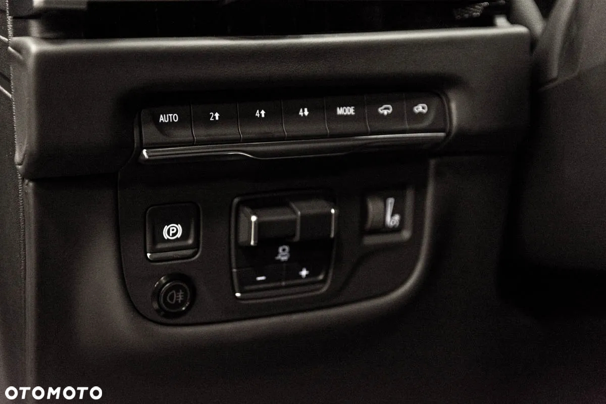 Cadillac Escalade - 32