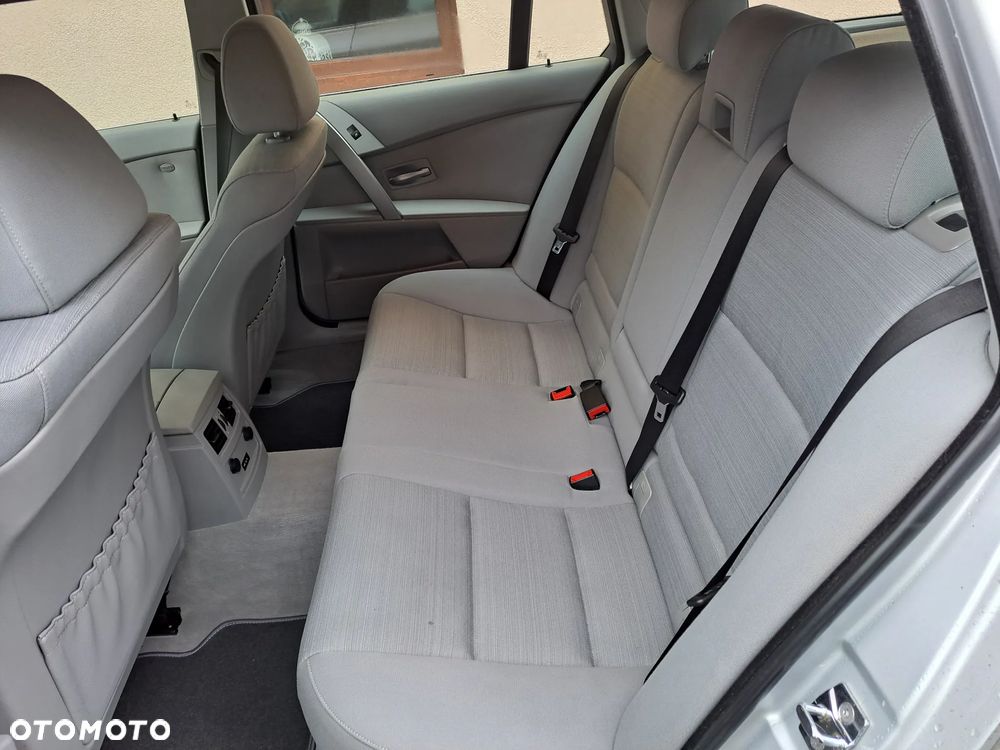 BMW Seria 5 523i Touring - 11