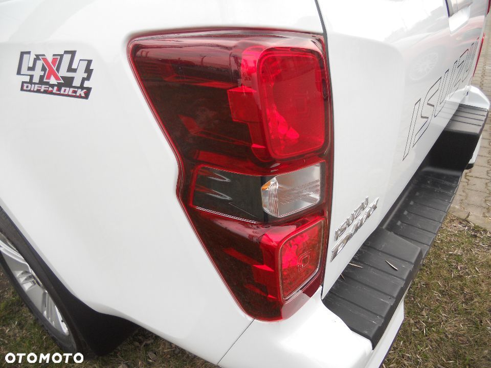 LAMPA TYLNA LEWA Żarówkowa Oryginał ISUZU D-max od 2020r. - 2