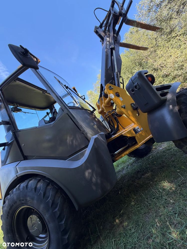 Mecalac AX1000 Ładowarka kołowa łamana 6,5 tony. Udźwig około 3 tony. 2017 rok.  Jak Nowa! Oryginał łyżka KROKODYL otwierana i widły. Mocny silnik DEUTZ 4 cylindry DEUTZ. Zero luzów i wycieków. Aktualne Badania DEKRA BMWT. Wielka Okazja. Maszyna jak nowa z Salonu. 2900 mtg. Pochodzi z Norweskiego urzędu gminy. Dodatkowe linie Hydrauliczne. Szybka wolna Jazda Rewers Hydrostatic. Wersja Norweska Mocne doświetlenie dodatkowe grzanie. kabina Ogrzewana wentylowana! Zmiana Osprzętu Hydrauliczna! pełne sterowanie z dżojstika! Podzespoły pompy suche, czytelne tabliczki! OKAZJA - 34