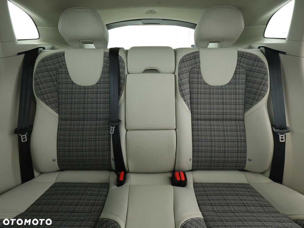 Volvo V40 Cross Country - 29