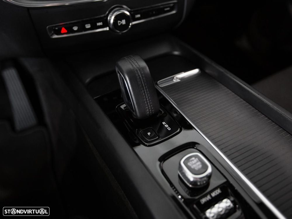 Volvo XC 60 2.0 T8 PHEV Momentum AWD - 24