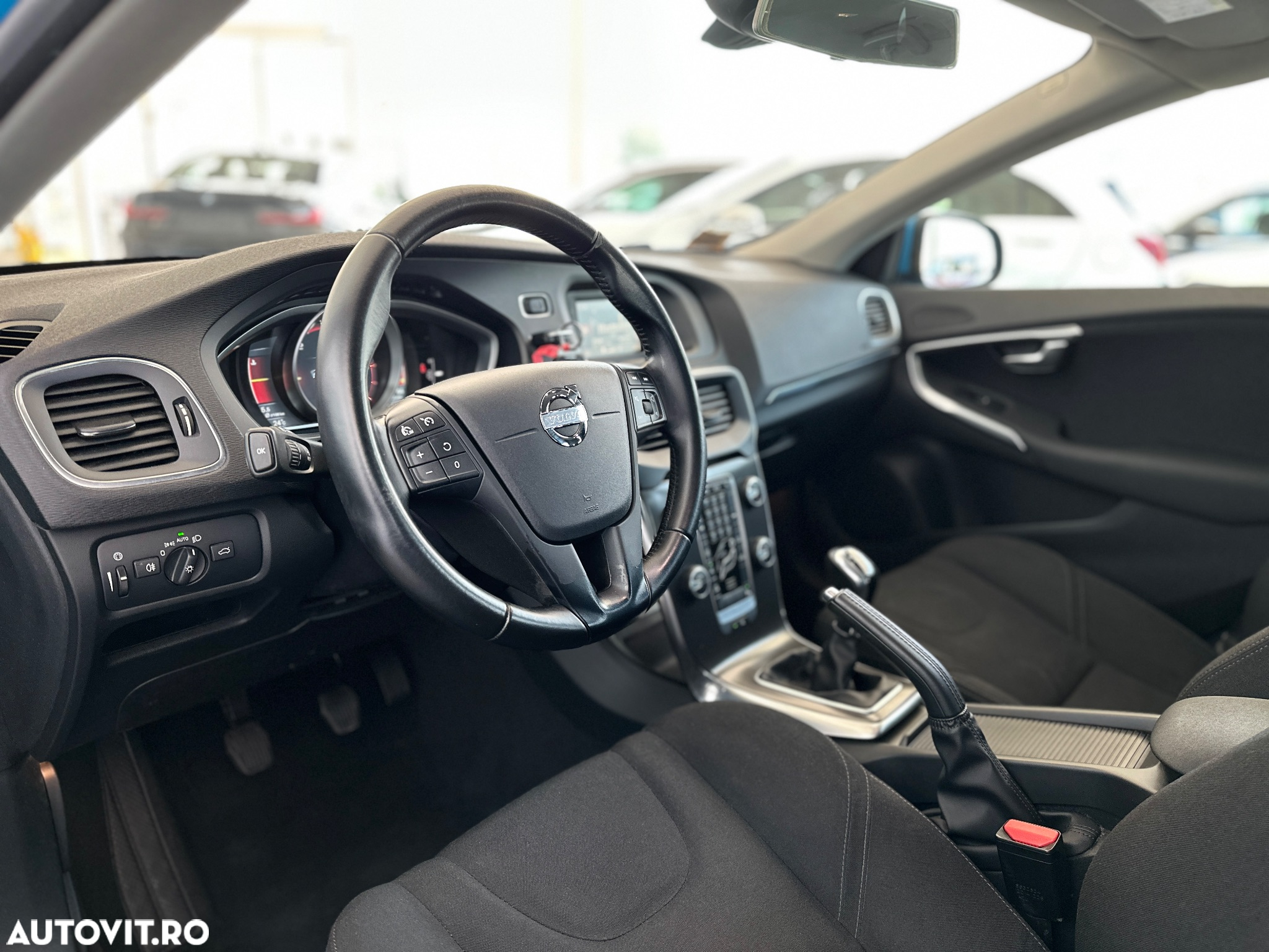 Volvo V40 D2 R-Design - 13