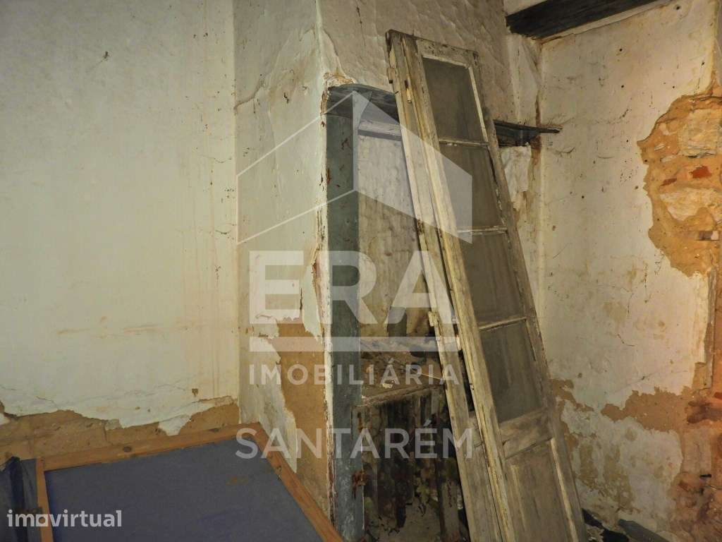 Moradia T2 para Recuperar no Centro de Santarém - Grande imagem: 2/5