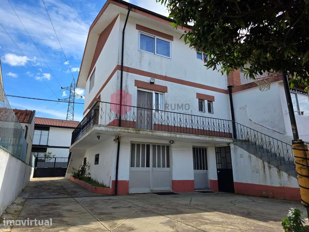 Moradia T3 de três frentes, com três pisos, anexos e garagem, inser... - Grande imagem: 5/27