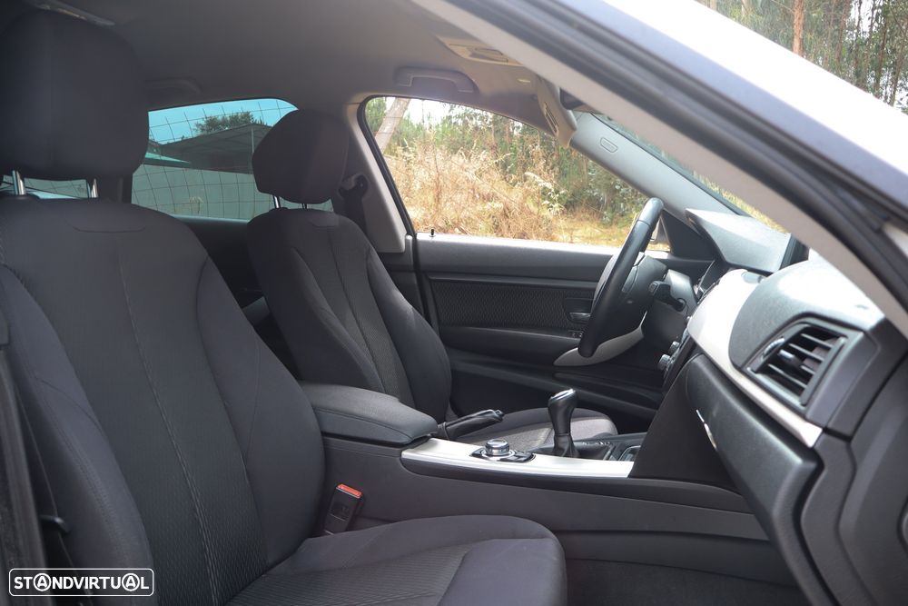 BMW 320 d xDrive Sport Line — fotografia 25