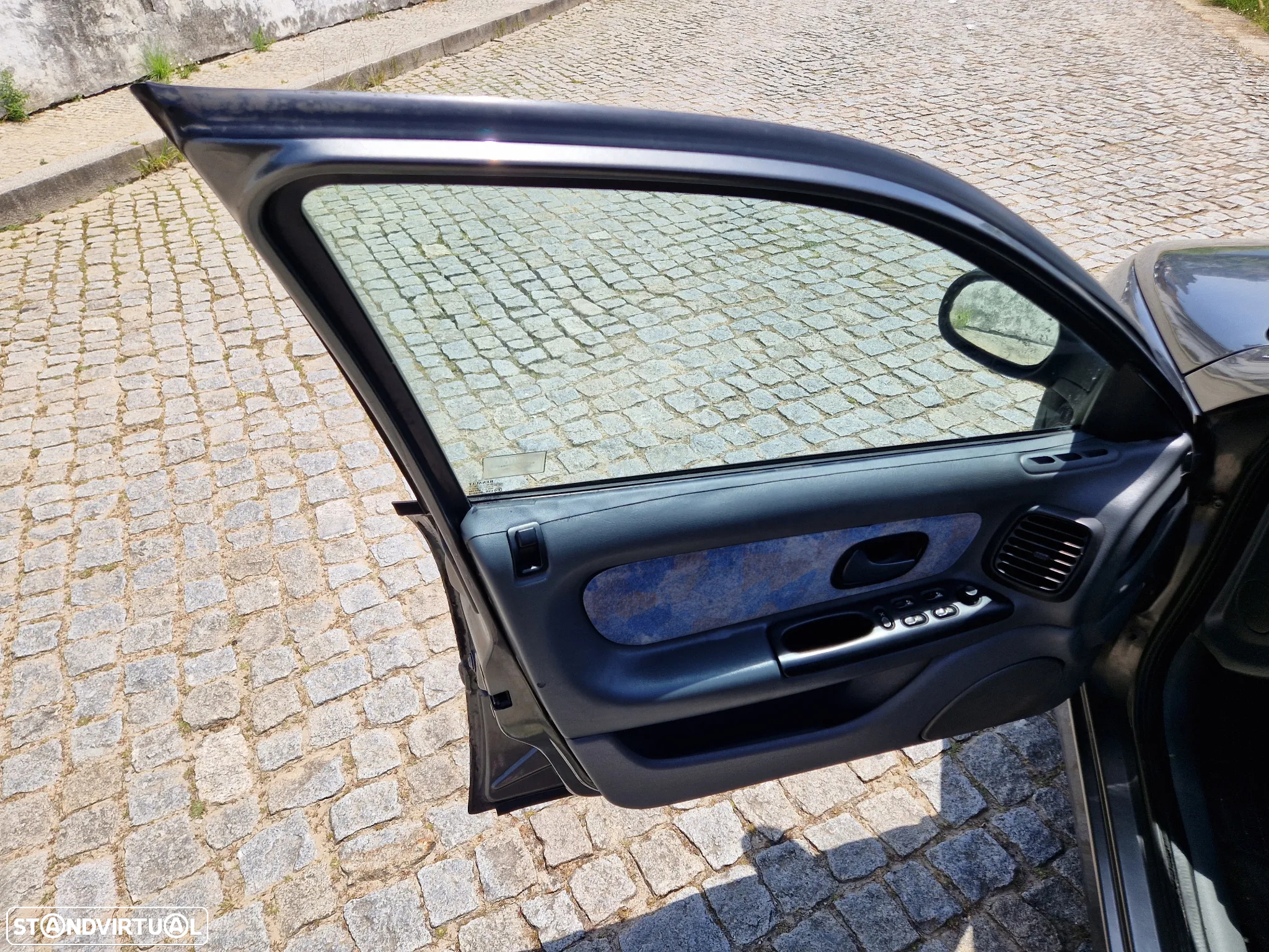 Renault Laguna 1.8 RXE - 12