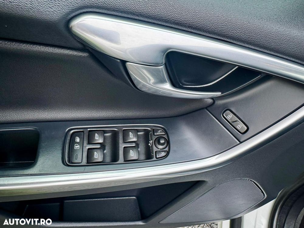 Volvo XC 60 D4 AWD Geartronic Summum - 36