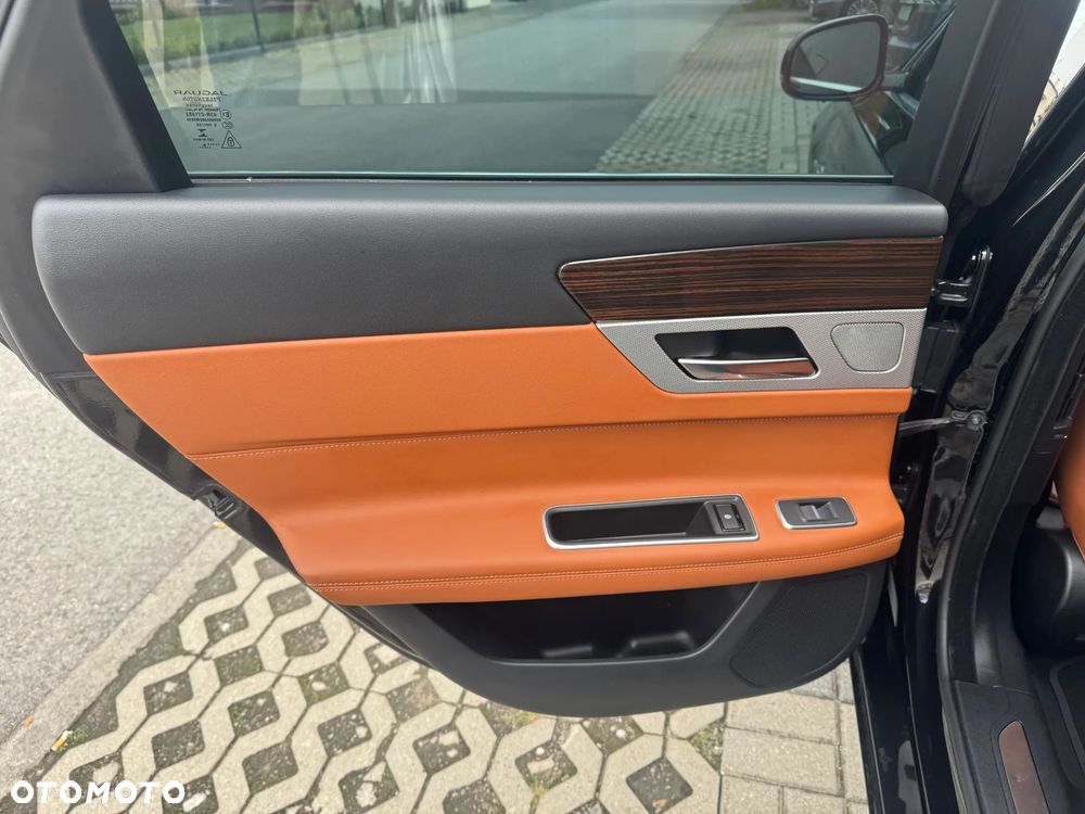 Jaguar XF 25t Portfolio - 34