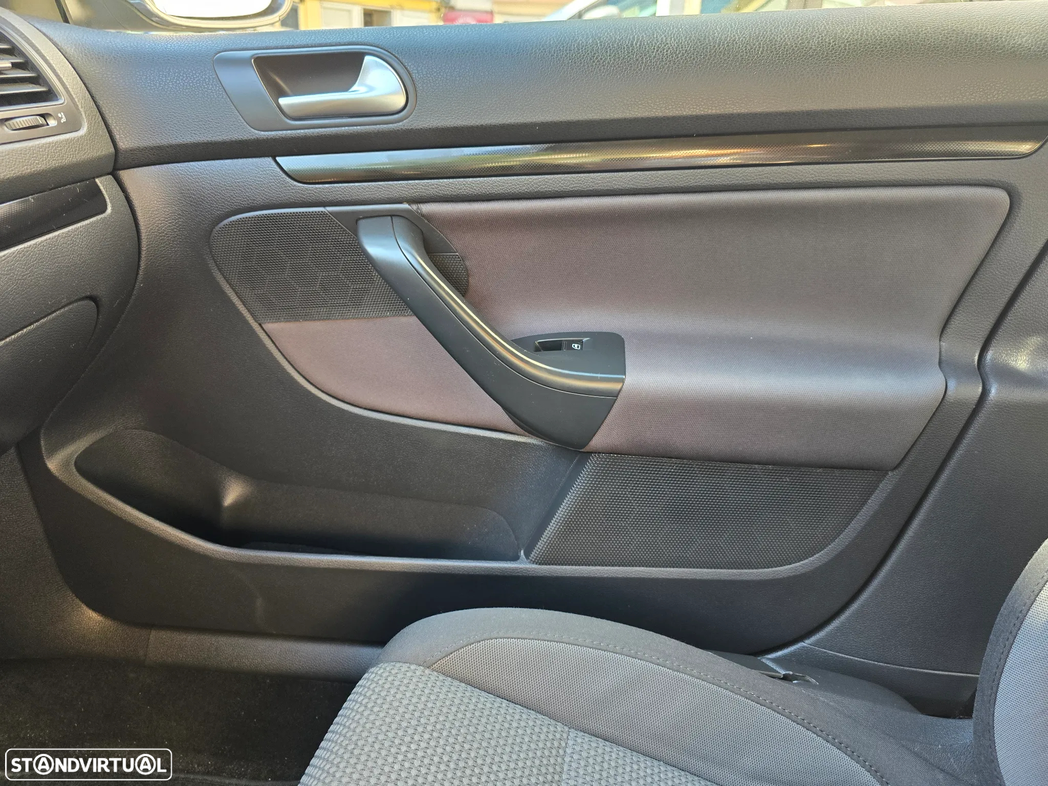 VW Jetta 1.6 TDi Confortline - 10