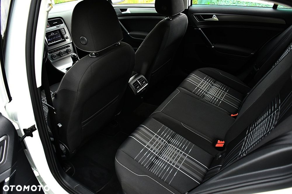 Volkswagen Golf 2.0 TDI BlueMotion Technology Lounge - 32