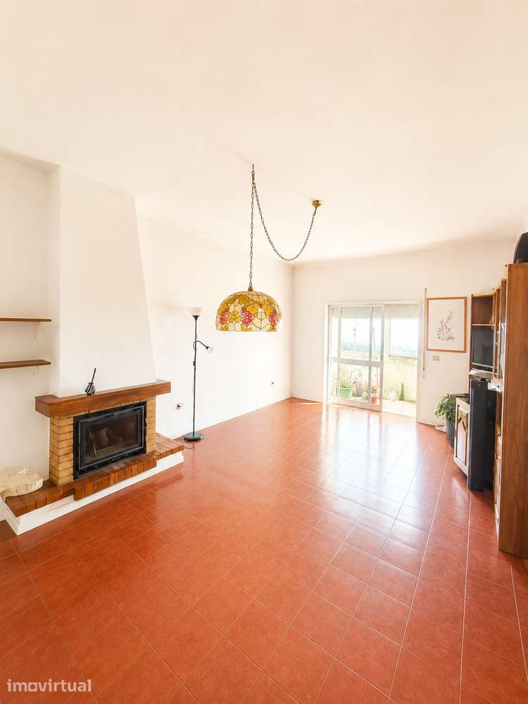 Vende-se apartamento T2 com terraço - Grande imagem: 2/18