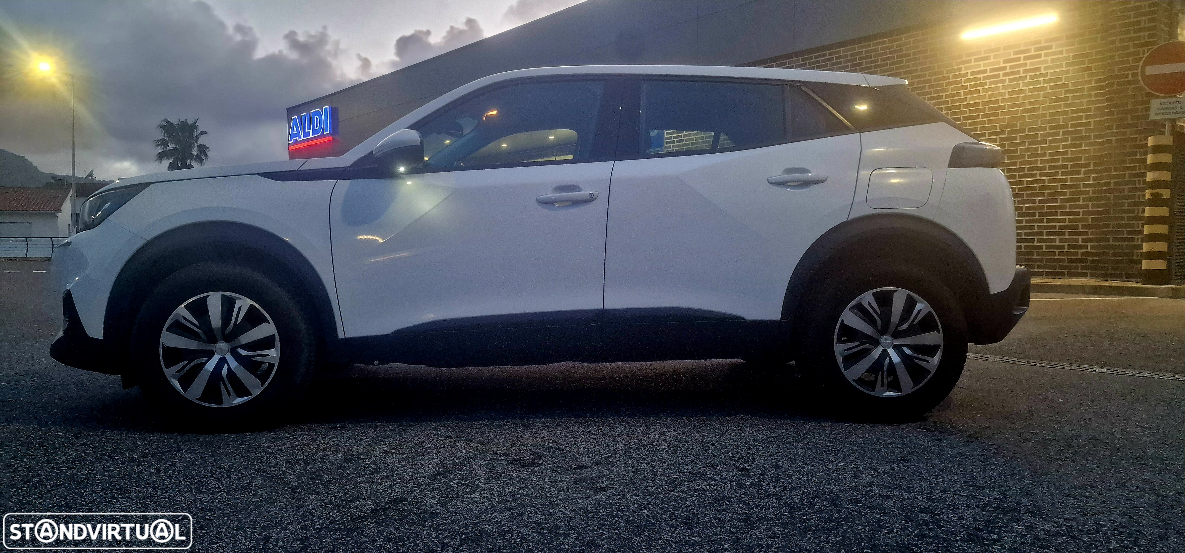 Peugeot 2008 1.5 BlueHDi Allure - 9