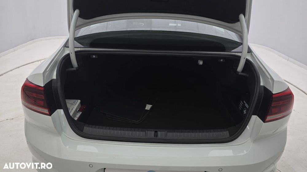 Volkswagen Passat 2.0 TDI DSG Comfortline - 24