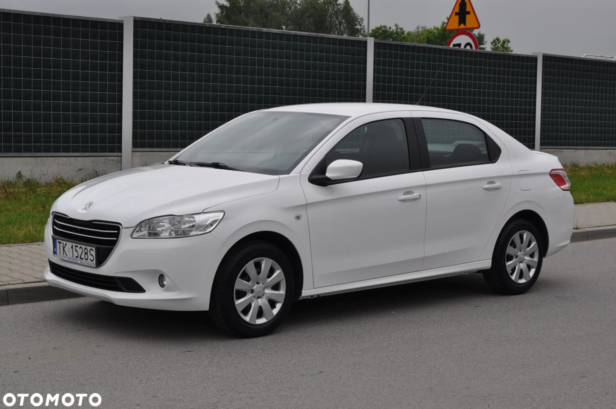 Peugeot 301 1.2 Pure Tech Access - 1