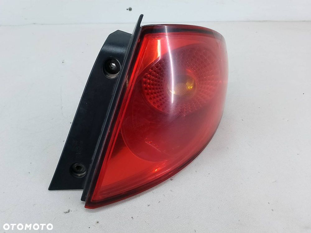 LAMPA TYLNA PRAWA SEAT TOLEDO III 5P5945096C  5P5945112A 1.9 TDI - 3
