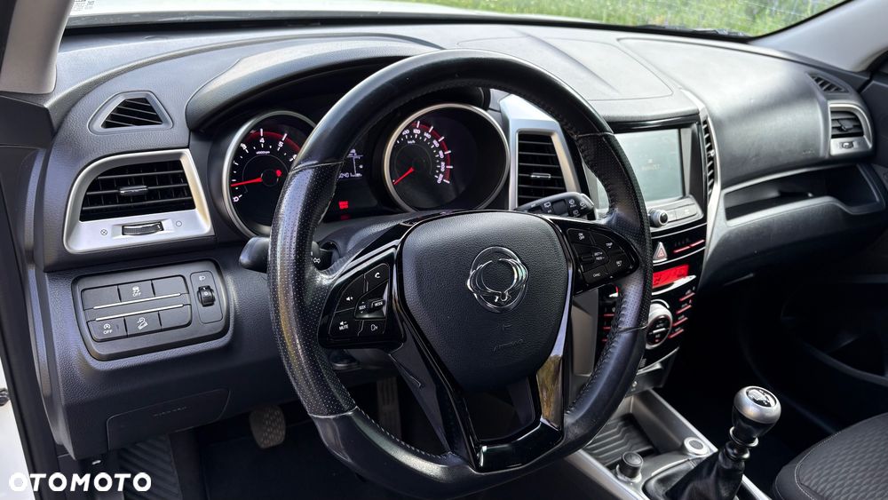 SsangYong/KGM Tivoli e-XGi 160 2WD Black+White - 18