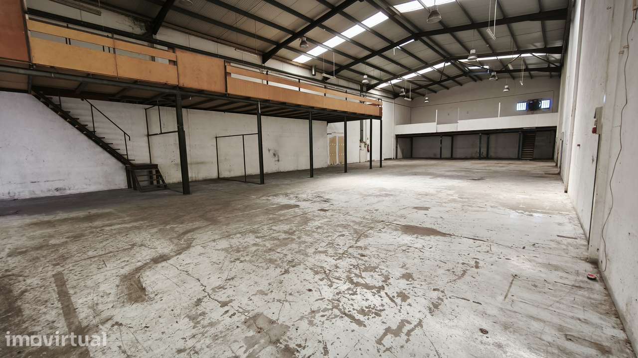 Armazém industrial, com uma área de 750m2, localizado na Z.I. Canelas. - Grande imagem: 4/13