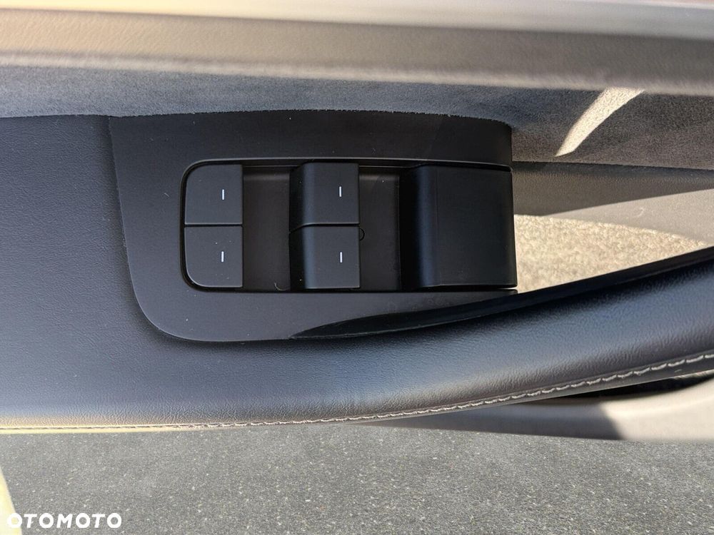 Tesla Model Y Performance AWD - 11