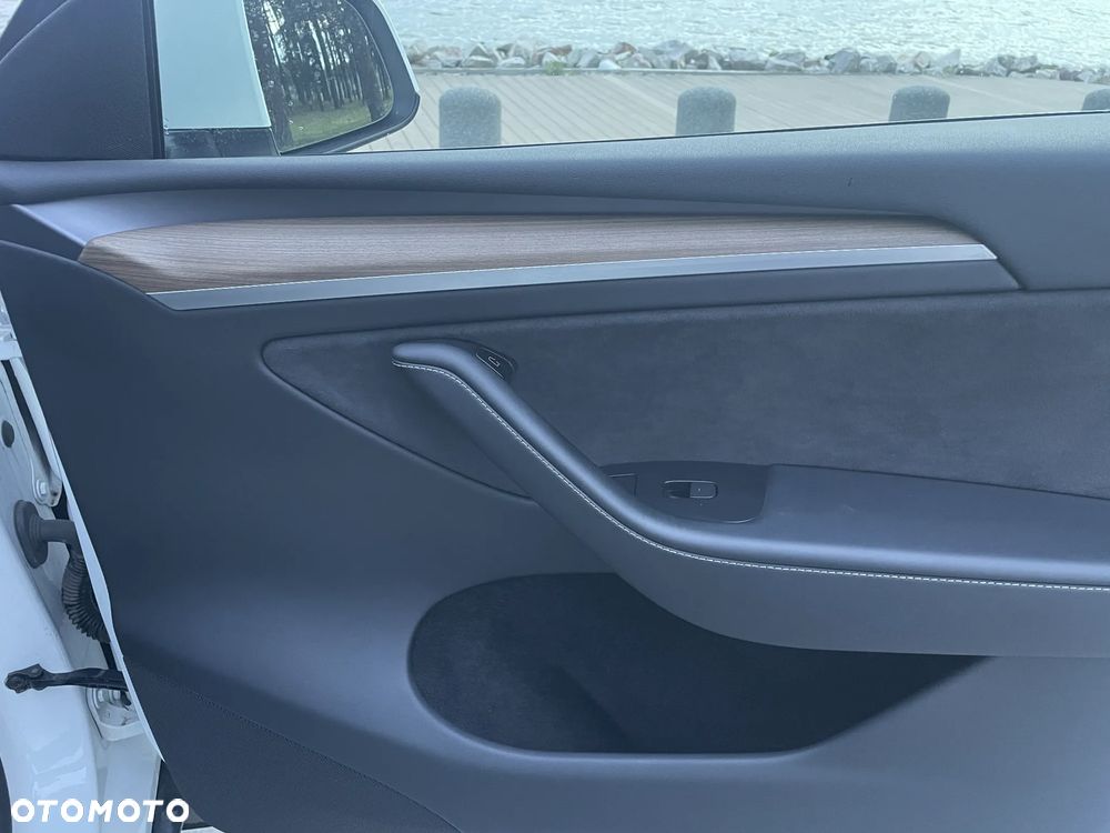 Tesla Model Y Long Range AWD - 6