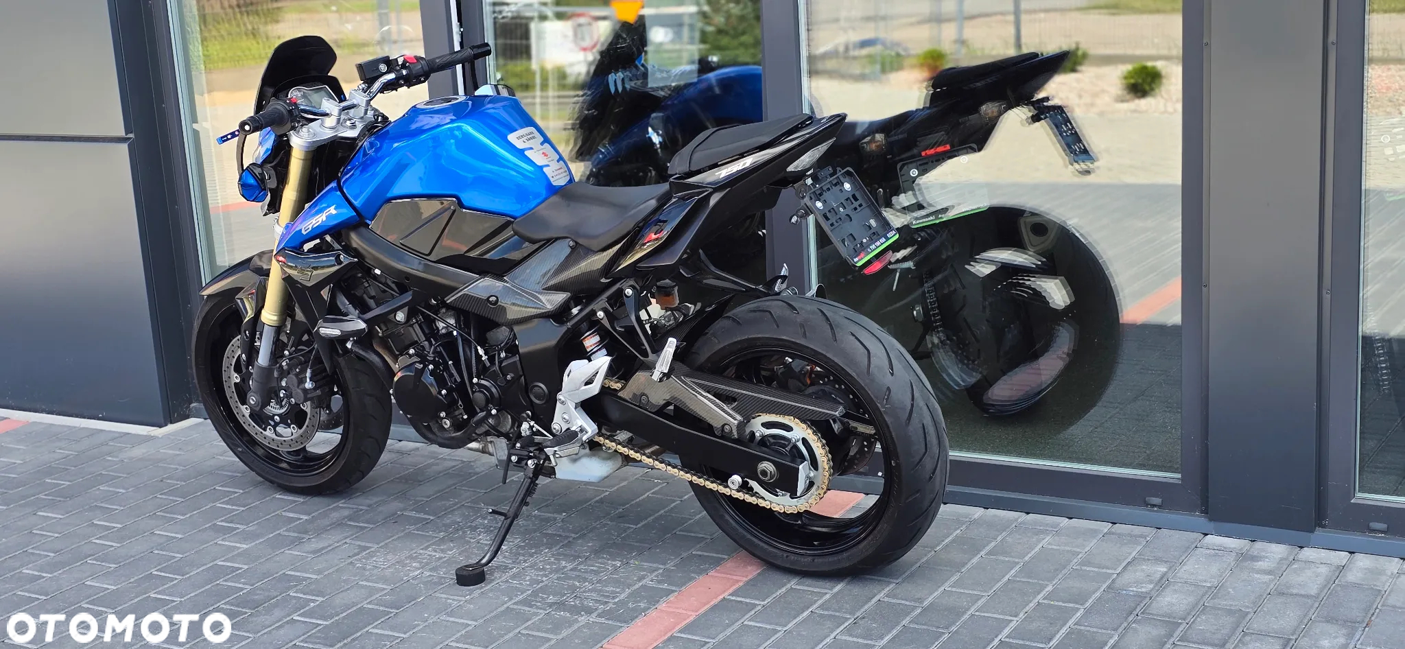 Suzuki GSR - 24