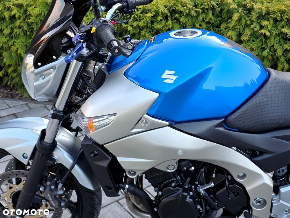 Suzuki GSR - 24