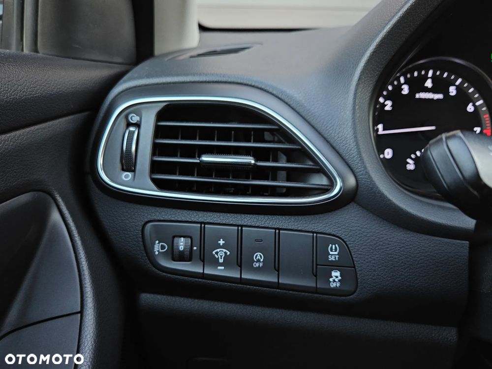 Hyundai i30 1.5 DPI Classic + - 14