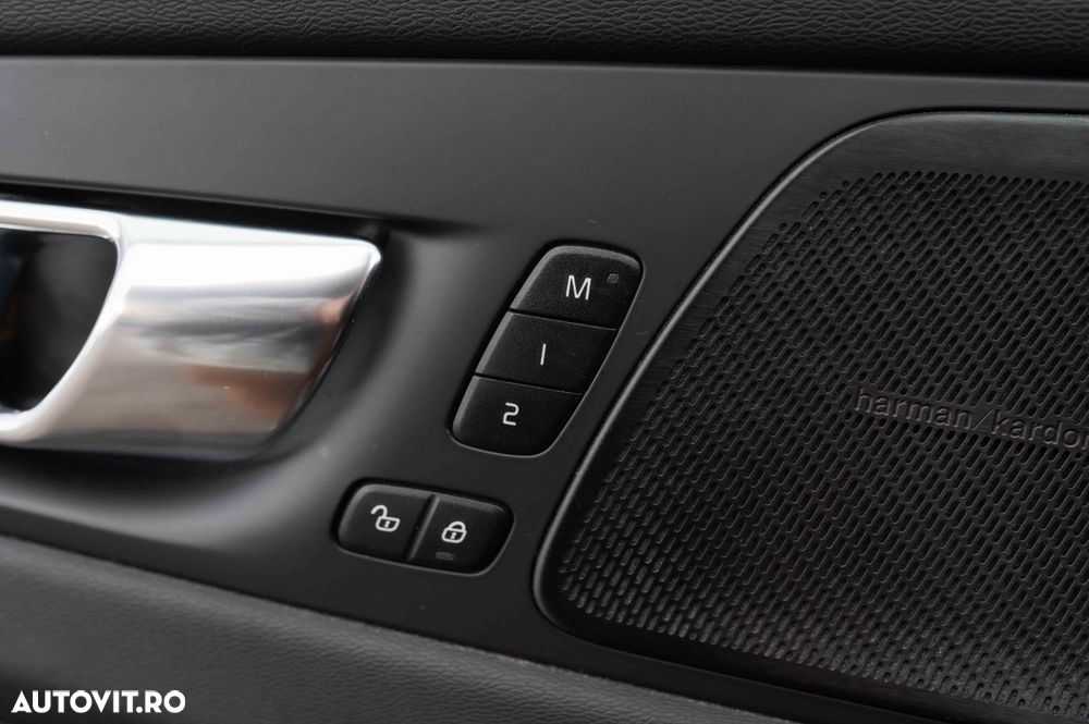 Volvo XC 60 T8 Twin Engine AWD R-Design - 23